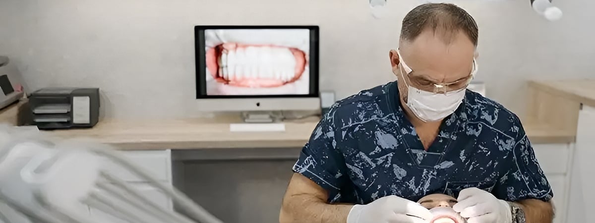 «Люди очень надеялись» — Директор стоматологии рассказал, почему цены после постановления Минздрава не упали, а выросли