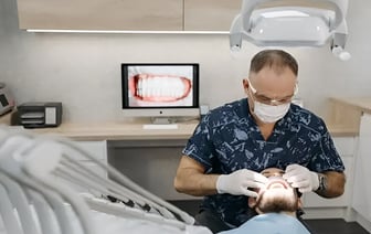 «Люди очень надеялись» — Директор стоматологии рассказал, почему цены после постановления Минздрава не упали, а выросли