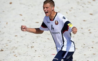 Из «Сахарного шторма» — в горячий песок. Как простой парень из Скиделя играет в футбол