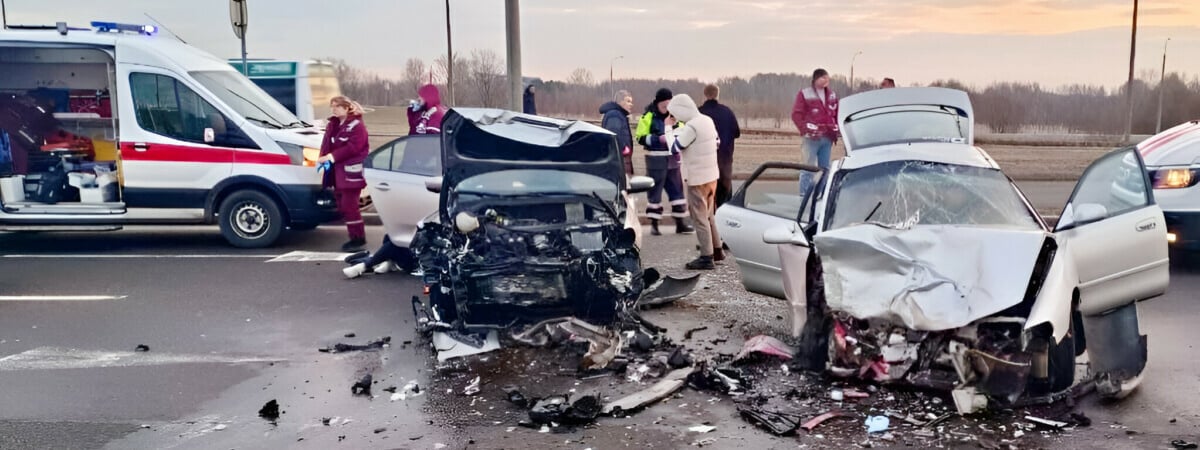 В Минске лоб в лоб столкнулись Mazda и Volkswagen. Водителей и пассажиров увезли в больницу — Видео