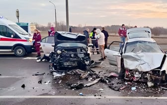 В Минске лоб в лоб столкнулись Mazda и Volkswagen. Водителей и пассажиров увезли в больницу — Видео