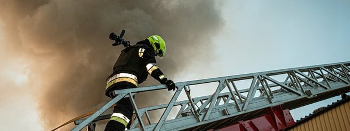 Возгорание квартир и падение обломков в детском саду. Киев массировано атаковали ракеты — Видео