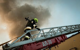 Возгорание квартир и падение обломков в детском саду. Киев массировано атаковали ракеты — Видео