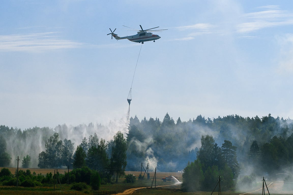 Вертолет Ми-26 сбрасывает воду на лесной пожа во время совместных тактико-специальных учений МЧС Беларуси и России в июле 2012 года. Фото Сергея Серебро