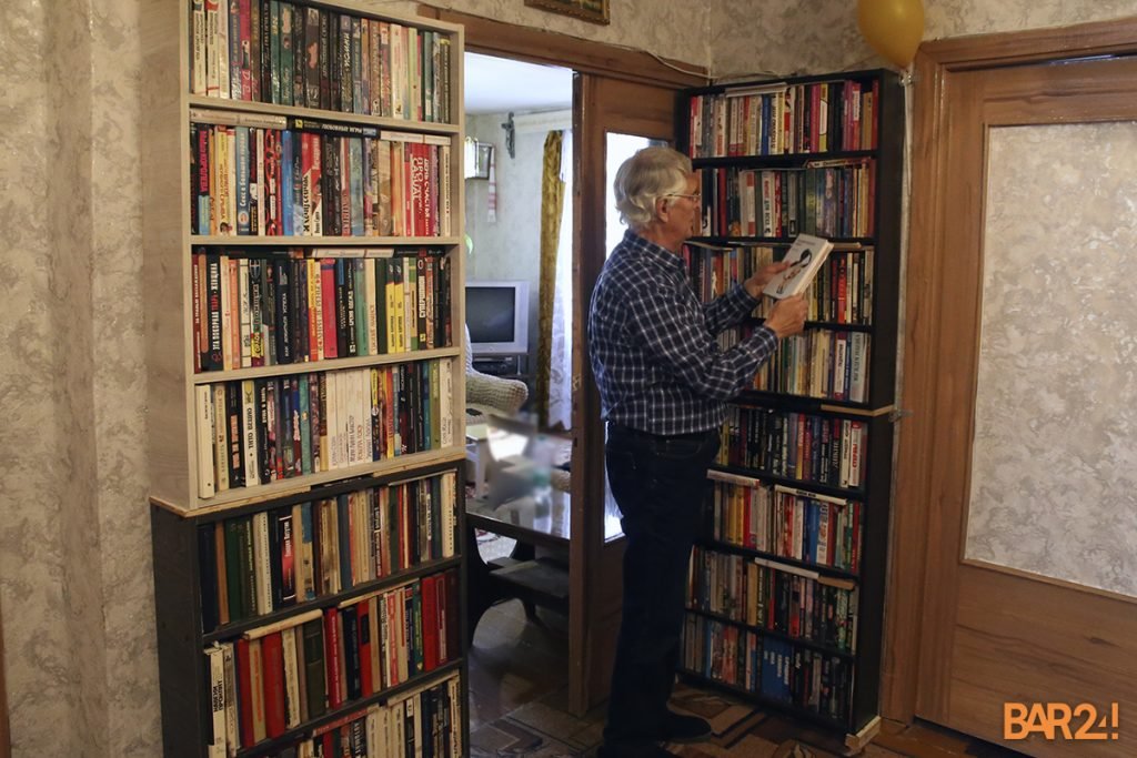Собирает коллекцию больше 40 лет: посмотрите на внушительную библиотеку жителя Брестской области