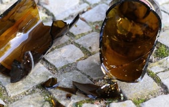 В Бресте мужчина бросал бутылки с балкона