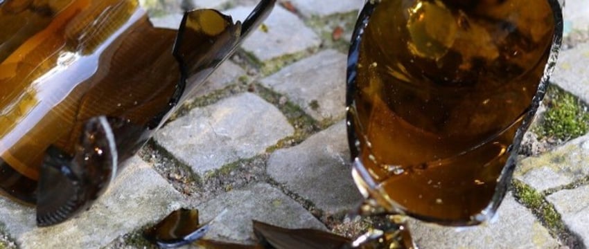 В Бресте мужчина бросал бутылки с балкона