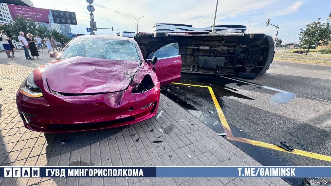 В Минске Tesla перевернула маршрутку. Есть видео