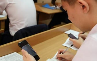Школы Европы запрещают пользование мобильными телефонами