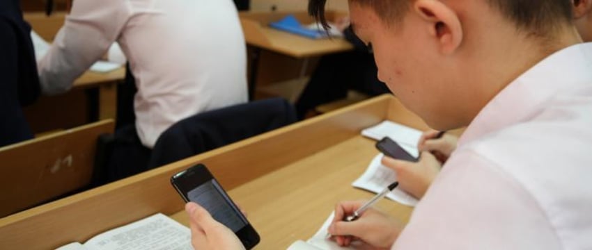 Школы Европы запрещают пользование мобильными телефонами