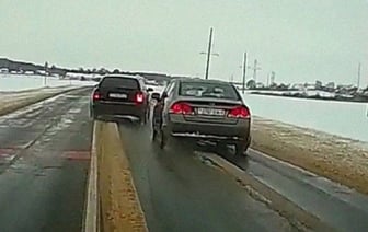 Водитель сначала обдал грязью при обгоне, затем стал «учить», а после не дал обогнать себя
