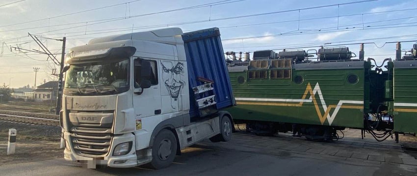 В Борисове грузовой поезд протаранил фуру, заглохшую на переезде
