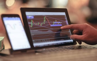 В Гродно женщина поверила в рекламу, которую мошенники создали с помощью нейросети