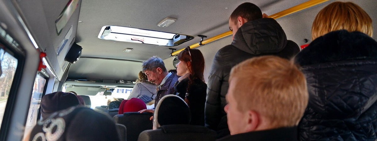 Водители маршруток в Беларуси призвали отменить штрафы за перевозку пассажиров стоя