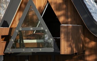 Домашний аттракцион? Под Минском построили дом с кроватью, которая выезжает на улицу — Видео