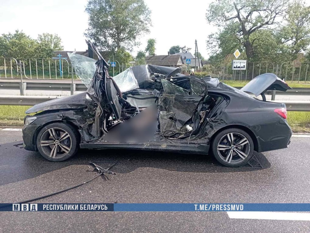 BMW cтолкнулся со школьным автобусом. Водитель легковушки погиб на месте