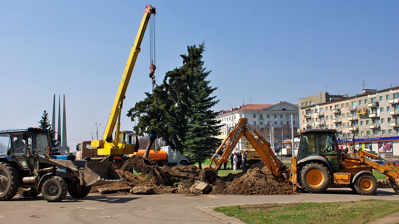 Уничтожение сквера на площади Победы в Витебске, 2009 год. фото Сергея Серебро