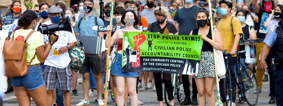 Протестующие забросали яйцами парламент Грузии, начавший первое заседание без оппозиции