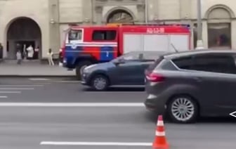 Сотрудники МЧС эвакуировали людей из метро Минска