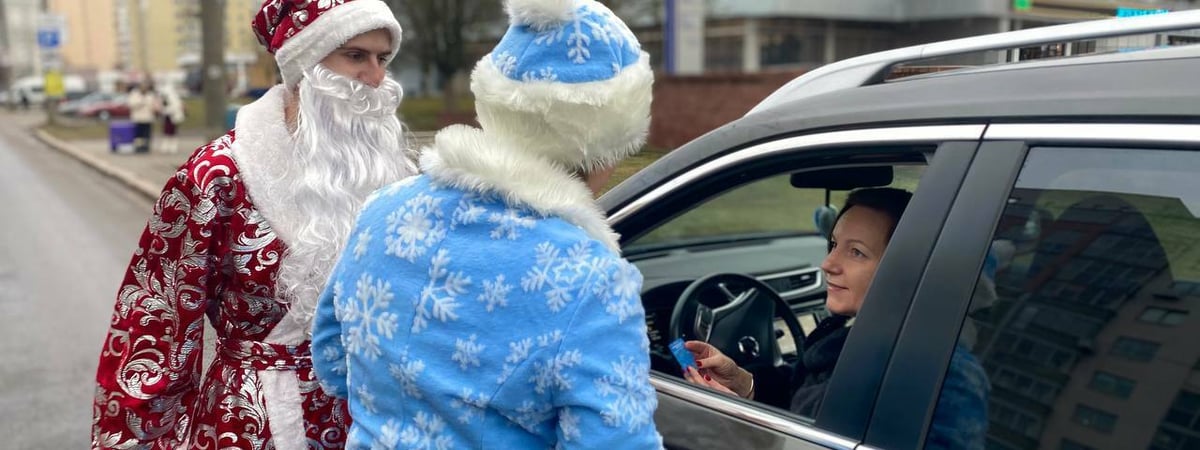 В Минске Дед Мороз и Снегурочка останавливали машины на улицах — Видео