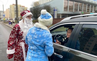 В Минске Дед Мороз и Снегурочка останавливали машины на улицах — Видео