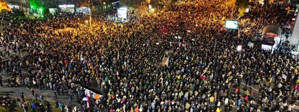 Тысячи сербов вышли на улицу, требуя отставки премьера. Чем недовольны? — Видео