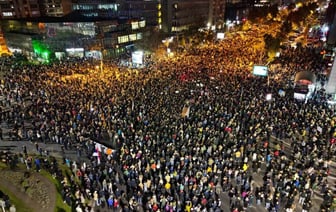 Тысячи сербов вышли на улицу, требуя отставки премьера. Чем недовольны? — Видео