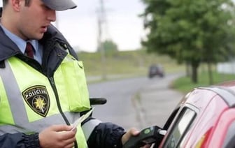 Авто придется декларировать онлайн для въезда в Латвию