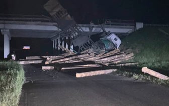 Лесовоз с бревнами упал с моста в Могилевском районе