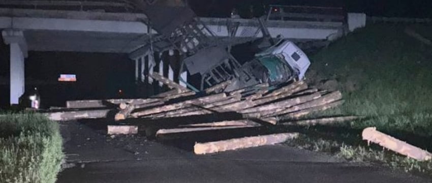 Лесовоз с бревнами упал с моста в Могилевском районе