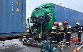 На минской кольцевой две фуры столкнулись с легковушкой – один водитель погиб — Видео