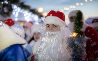 «Мама, кто из них настоящий?» В Гомеле на парад вышли сотни Дедов Морозов