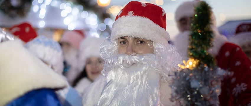 «Мама, кто из них настоящий?» В Гомеле на парад вышли сотни Дедов Морозов