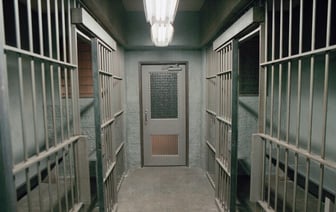 Тысячи заключенных будут освобождены досрочно, чтобы уменьшить скученность в британских тюрьмах.