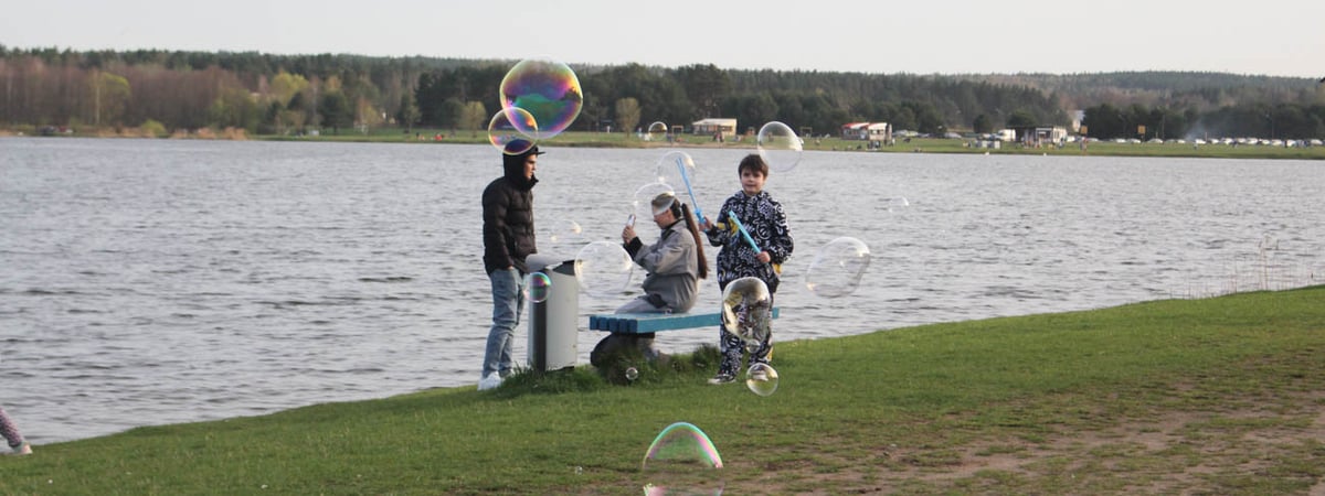 Весна на Юбилейном озере — мыльные пузыри, много людей и сытые утки