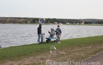 Весна на Юбилейном озере — мыльные пузыри, много людей и сытые утки