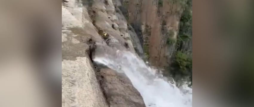 Труба почти не помогает самому высокому водопаду Китая