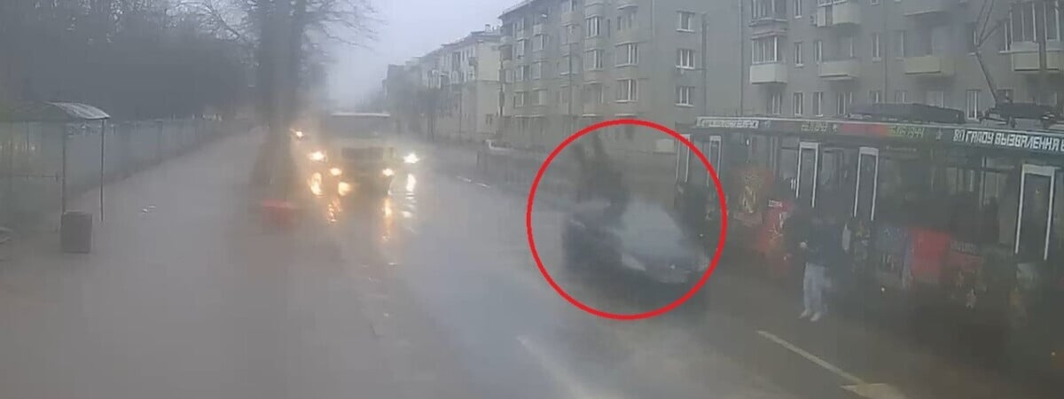 На видео попало, как в Минске легковушка сбила выходившего из трамвая мужчину — Видео