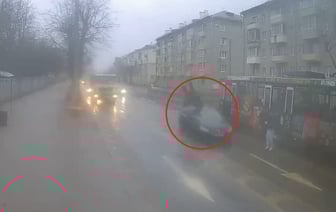 На видео попало, как в Минске легковушка сбила выходившего из трамвая мужчину — Видео