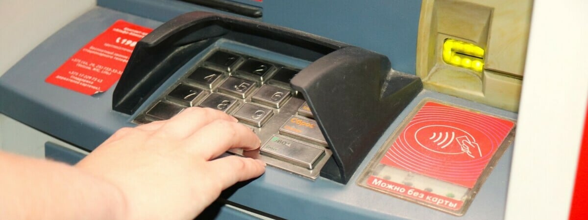 Один из банков предупредил, что в сентябре белорусы не смогут положить деньги на карту. Везде?