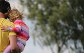 В Беларуси установлено ограничение разницы в возрасте между отцом и ребенком при усыновлении