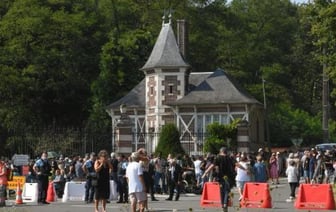 Делона похоронили во Франции, но собаку, вопреки завещанию, усыплять не стали