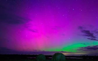 Северное сияние полыхает над Беларусью вторую ночь. Это просто космос