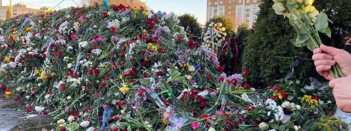 Кладбище закрыли. Россияне третий день несут цветы на могилу Навального — Видео
