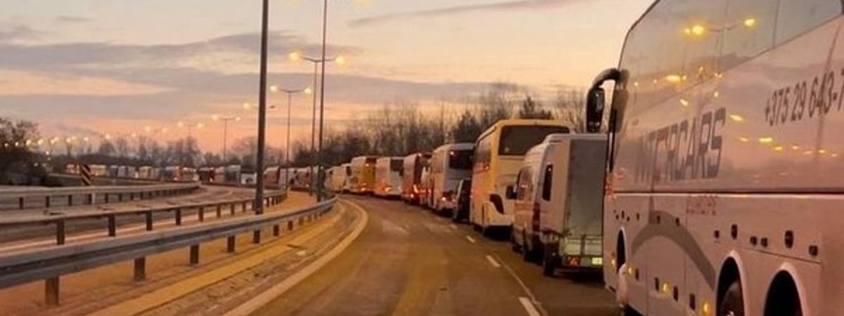 «Границу прошел за 50 часов», «в автобусах объявляли по 200 евро»: что говорят об очереди на выезде из Польши в Брест