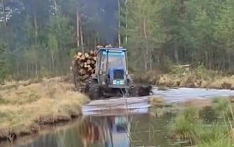 В сети появилось новое эпичное видео с белорусским трактором, выбирающимся из болота