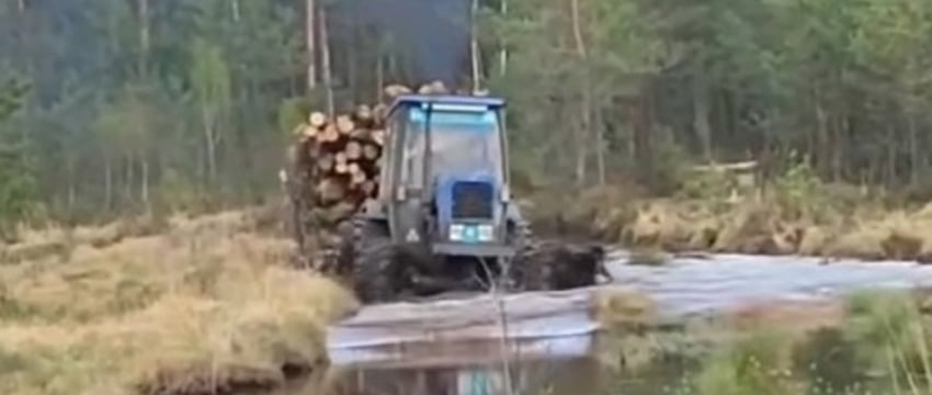 В сети появилось новое эпичное видео с белорусским трактором, выбирающимся из болота