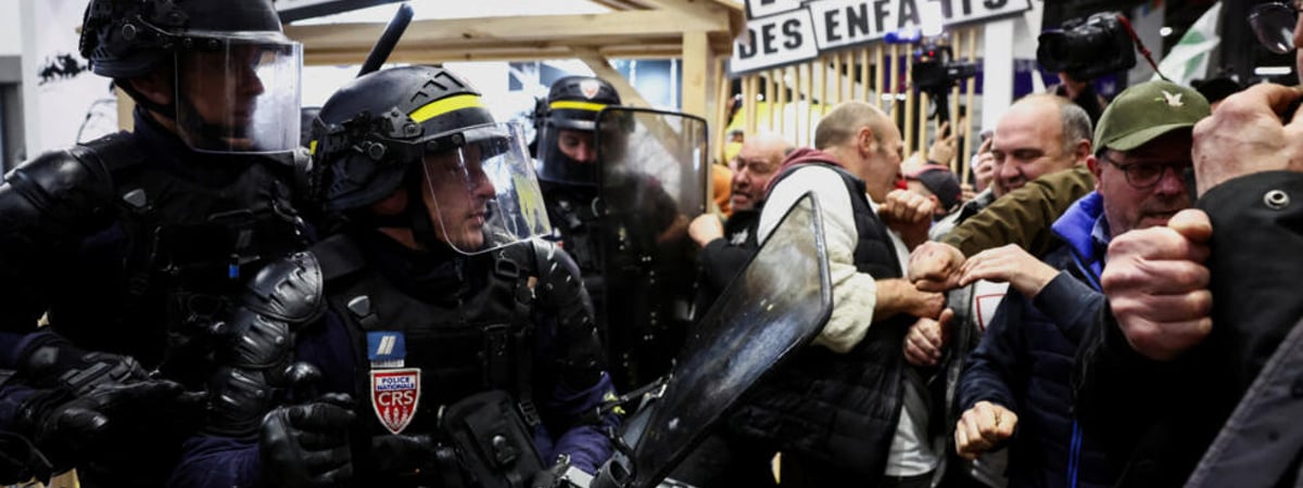 В Париже фермеры напали на сельскохозяйственную выставку, на которую собирался Макрон — Видео