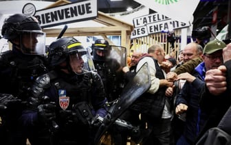 В Париже фермеры напали на сельскохозяйственную выставку, на которую собирался Макрон — Видео