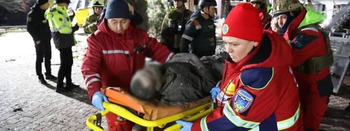 Зеленский опубликовал видео последствий ракетного удара по гостинице в Кривом Роге и призвал не останавливать давление на Россию
